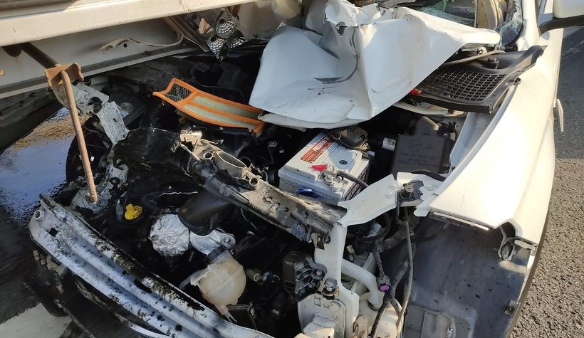 Otomobil tıra ok gibi saplandı