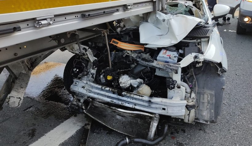 Otomobil tıra ok gibi saplandı