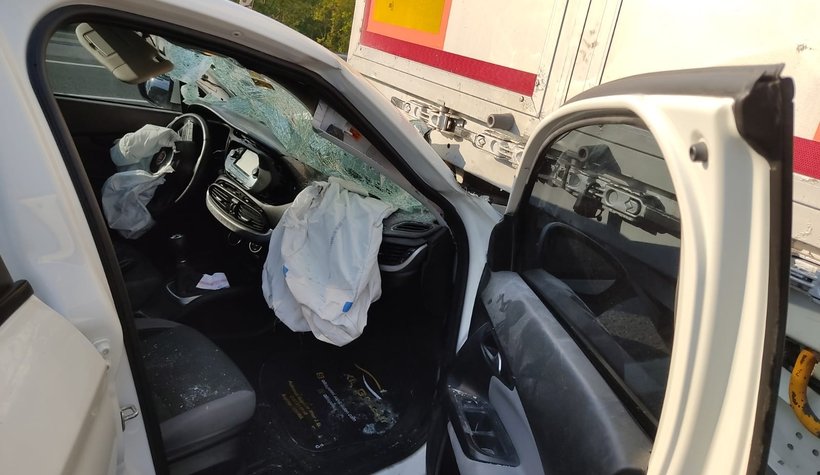 Otomobil tıra ok gibi saplandı