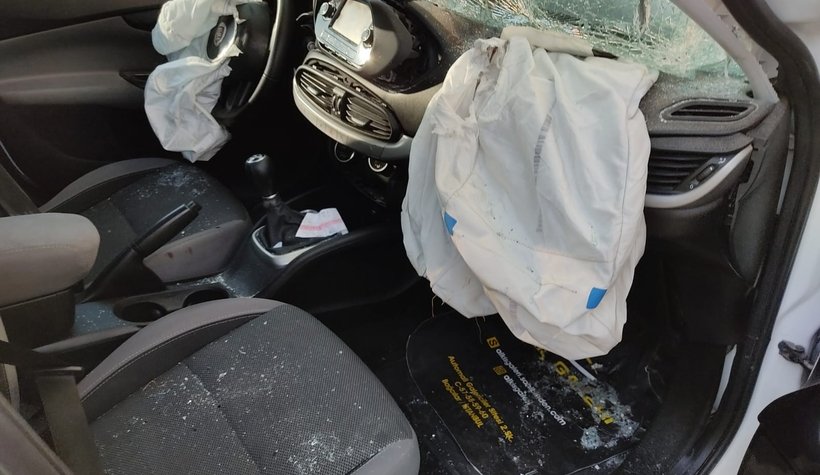 Otomobil tıra ok gibi saplandı