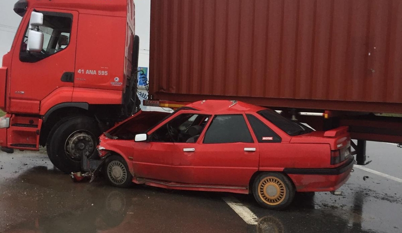 Otomobil tırın altına girdi: 2 yaralı