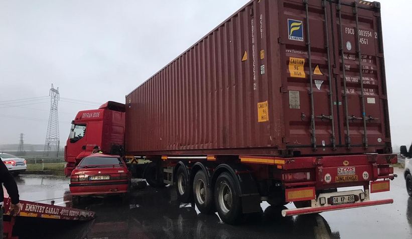 Otomobil tırın altına girdi: 2 yaralı