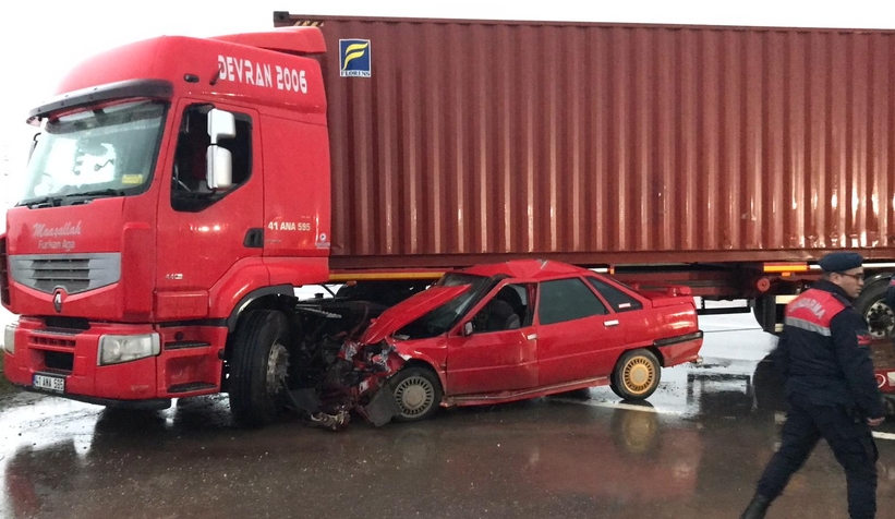 Otomobil tırın altına girdi: 2 yaralı