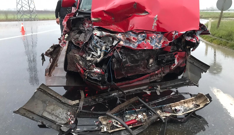 Otomobil tırın altına girdi: 2 yaralı