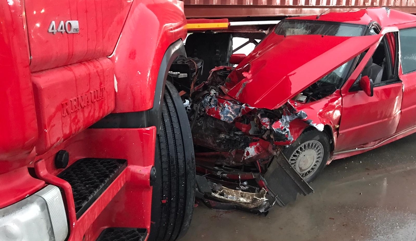 Otomobil tırın altına girdi: 2 yaralı