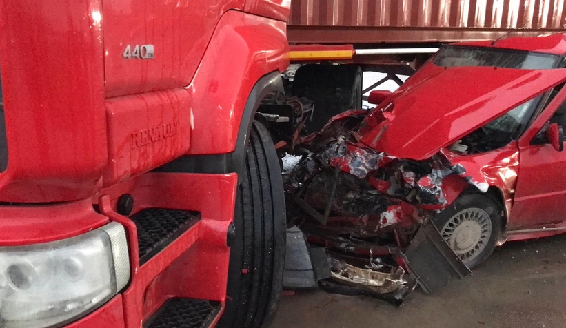 Otomobil tırın altına girdi: 2 yaralı