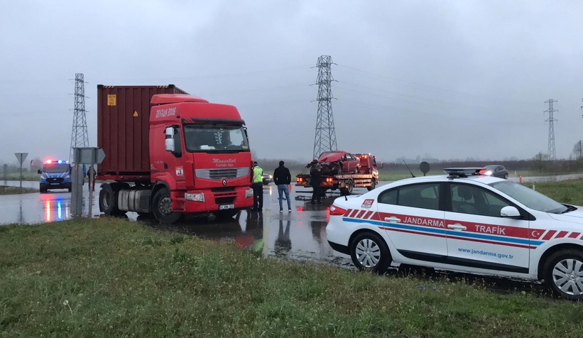 Otomobil tırın altına girdi: 2 yaralı