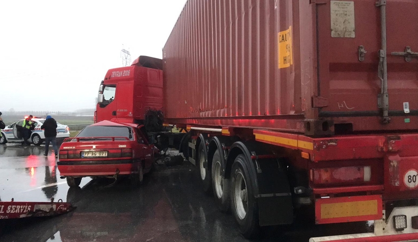 Otomobil tırın altına girdi: 2 yaralı