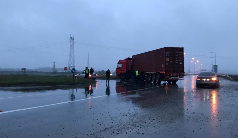 Otomobil tırın altına girdi: 2 yaralı