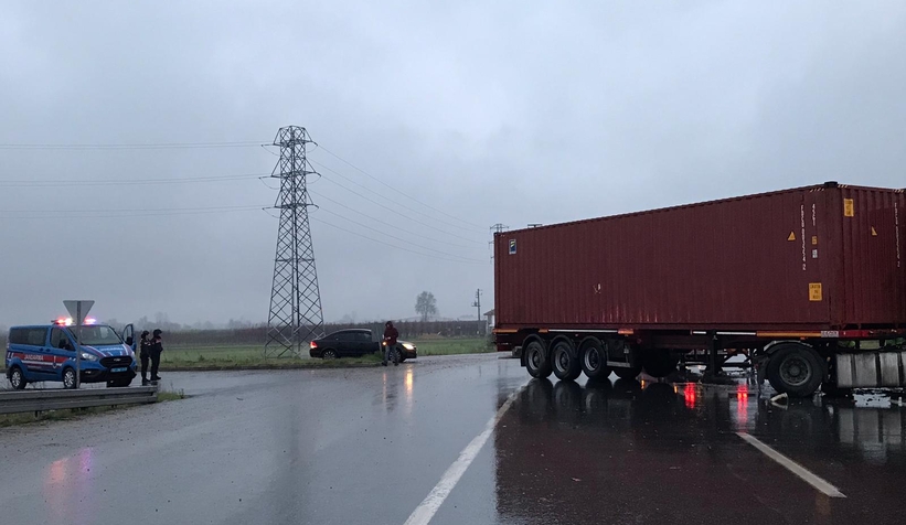 Otomobil tırın altına girdi: 2 yaralı