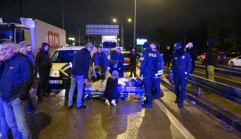 Otomobil tırın altına girdi:3'ü ağır 4 yaralı