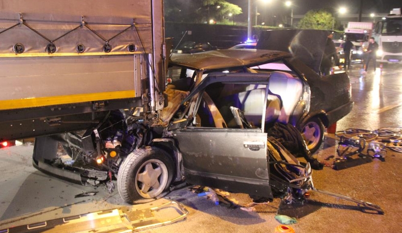 Otomobil tırın altına girdi:3'ü ağır 4 yaralı