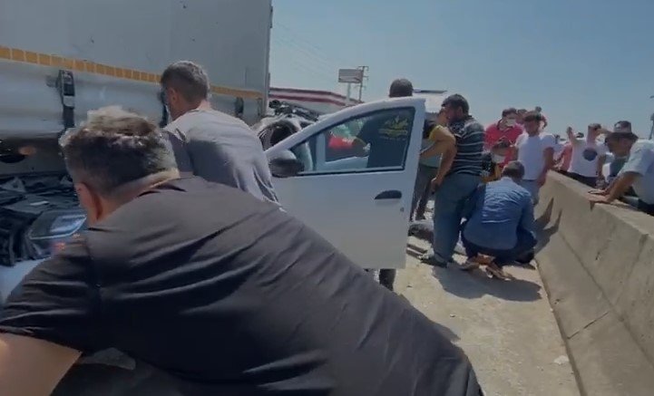 Otomobil tırın dorsesinin altına girdi; 2'si ağır 3 yaralı