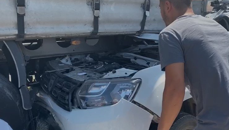 Otomobil tırın dorsesinin altına girdi; 2'si ağır 3 yaralı