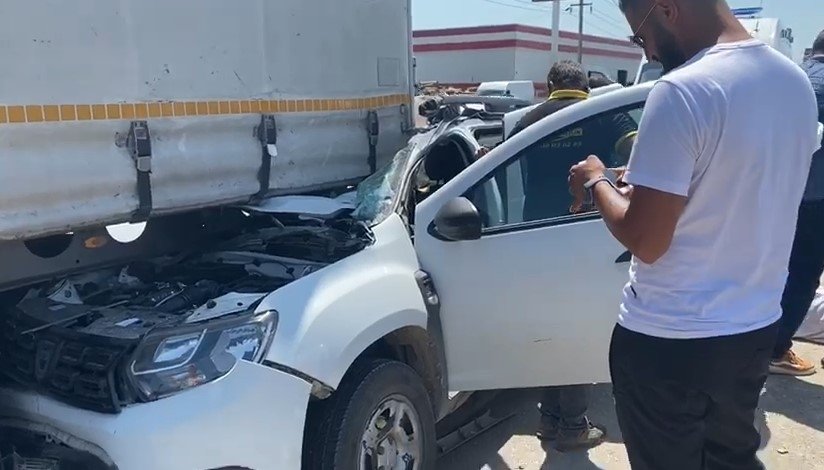 Otomobil tırın dorsesinin altına girdi; 2'si ağır 3 yaralı