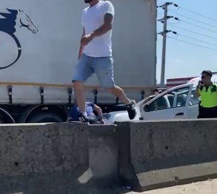 Otomobil tırın dorsesinin altına girdi; 2'si ağır 3 yaralı