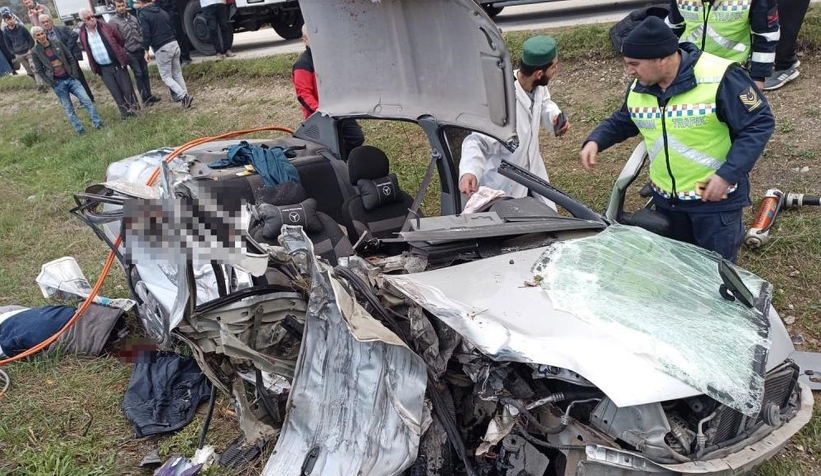 Otomobil tırla çarpıştı: 1 ölü, 2 yaralı