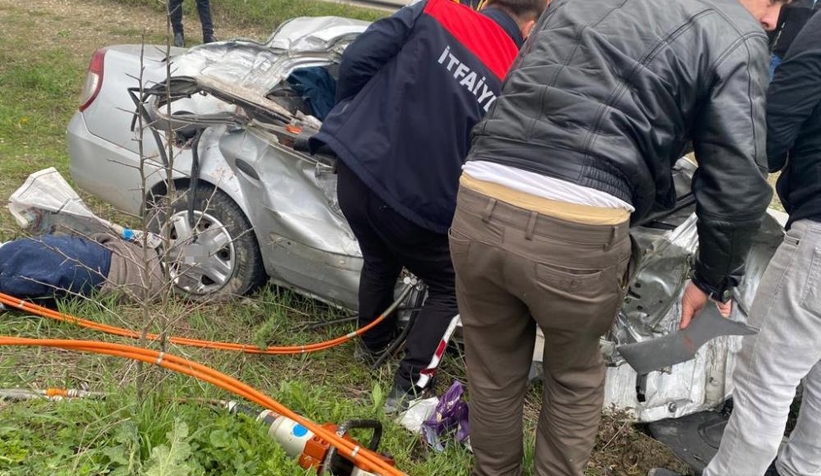 Otomobil tırla çarpıştı: 1 ölü, 2 yaralı