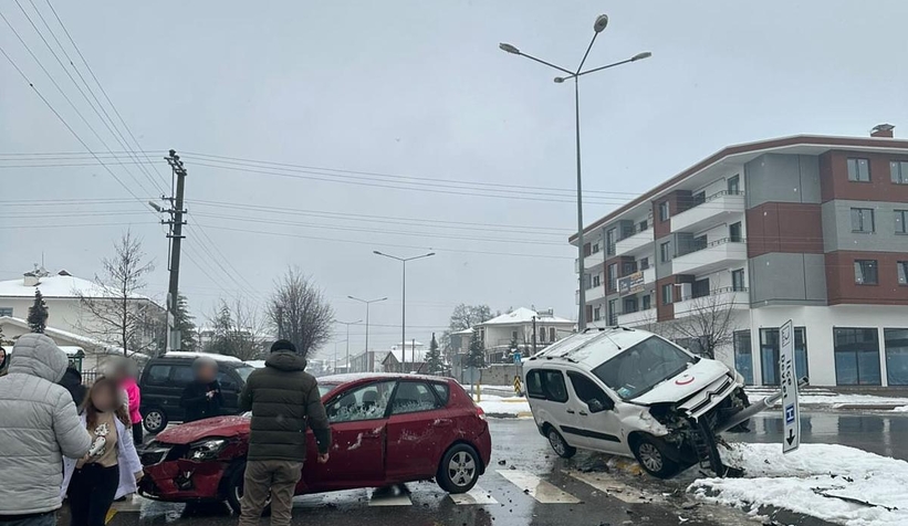 otomobil-ve-hafif-ticari-arac-carpisti-1-yaralivu16akxwsx