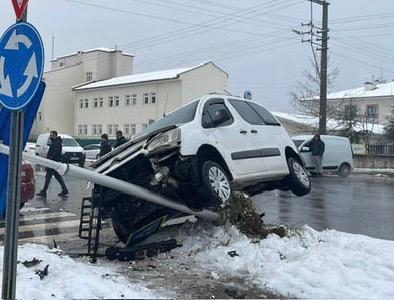 otomobil-ve-hafif-ticari-arac-carpisti-1-yaralivu16akxwsx