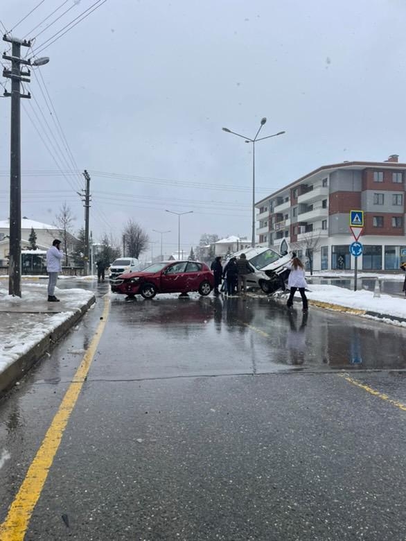 otomobil-ve-hafif-ticari-arac-carpisti-1-yaralivu16akxwsx