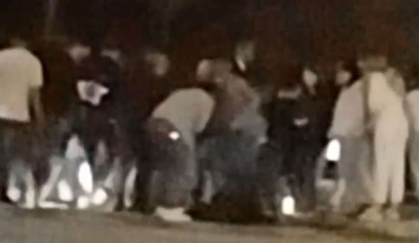 Otomobil yayalara çarptı: 1'i ağır 3 yaralı