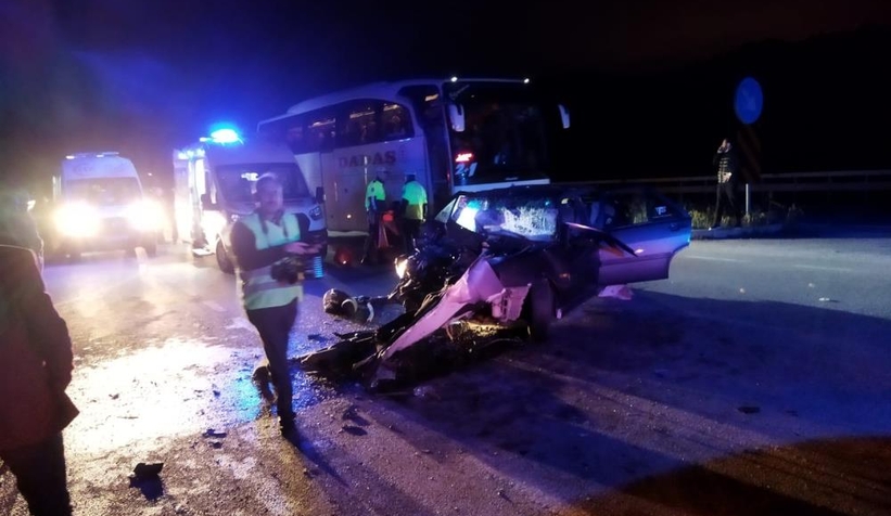 Otomobil yolcu otobüsü ile çarpıştı: 6 yaralı