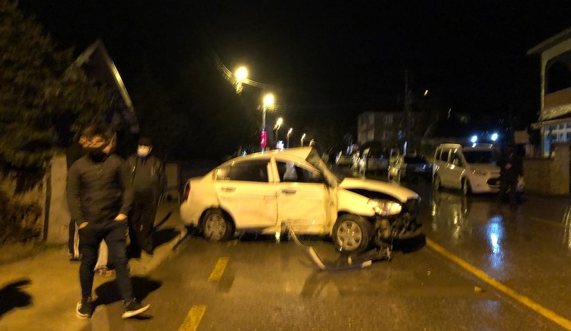 Otomobil yolda çıkıp bahçe duvarına çarptı