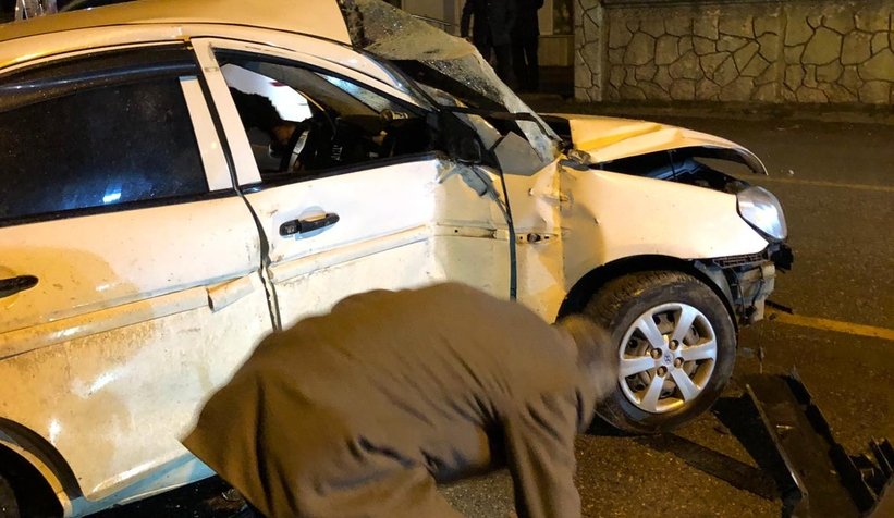 Otomobil yolda çıkıp bahçe duvarına çarptı