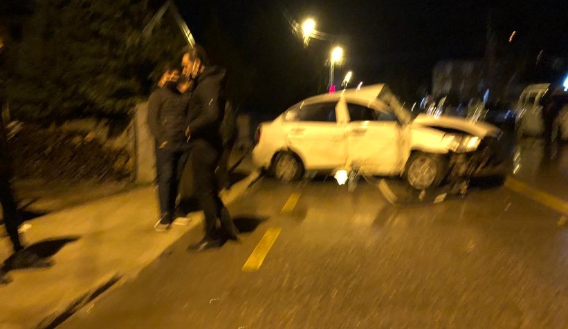 Otomobil yolda çıkıp bahçe duvarına çarptı