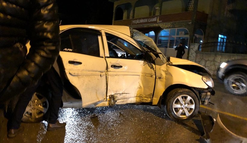 Otomobil yolda çıkıp bahçe duvarına çarptı