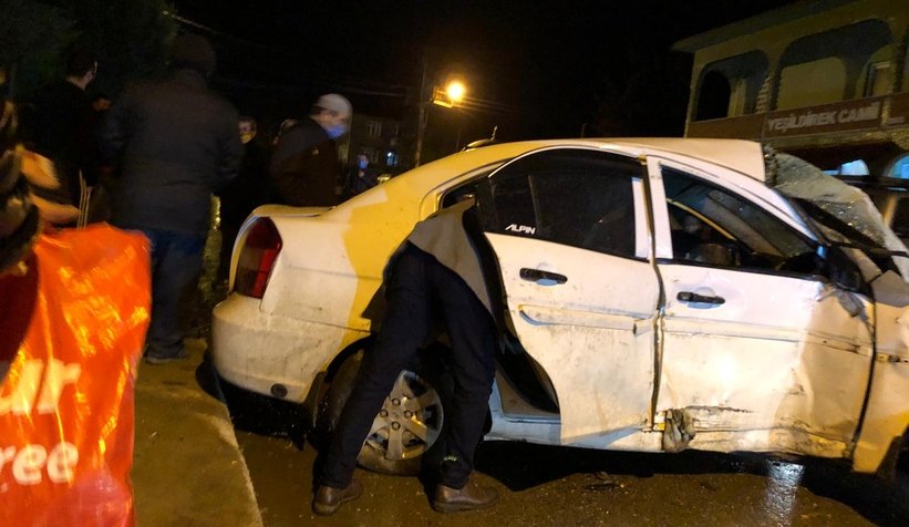 Otomobil yolda çıkıp bahçe duvarına çarptı