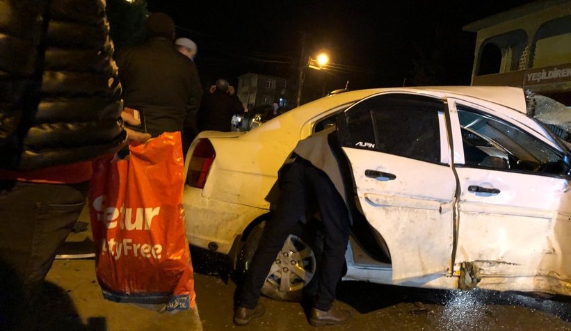 Otomobil yolda çıkıp bahçe duvarına çarptı