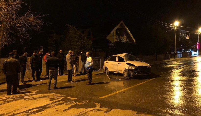 Otomobil yolda çıkıp bahçe duvarına çarptı