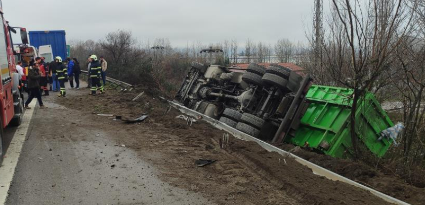 Otomobile çarpan kamyon şarampole devrildi; 3 yaralı