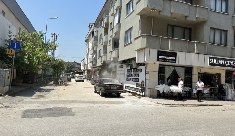 Otomobili kül olmaktan itfaiye kurtardı