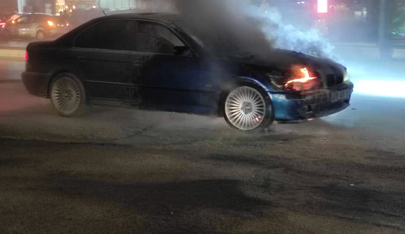 Otomobili yanmaktan itfaiye kurtardı