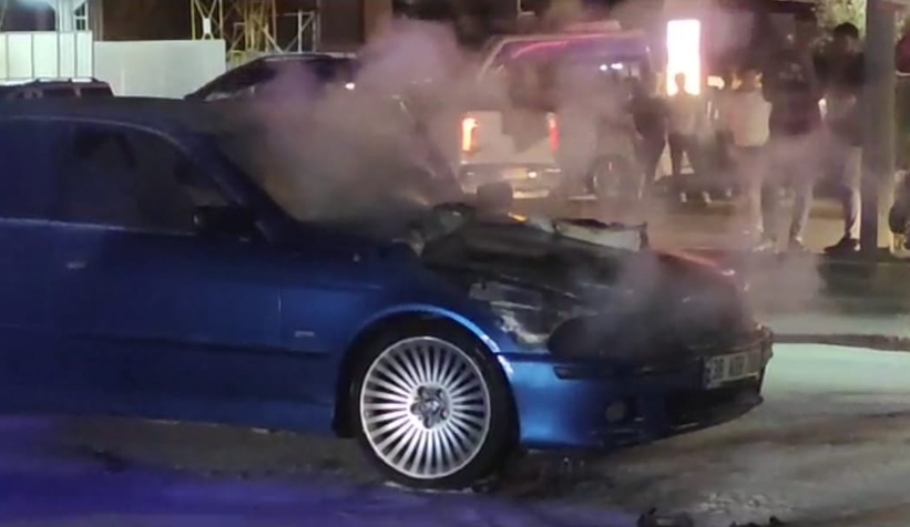Otomobili yanmaktan itfaiye kurtardı