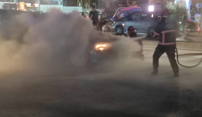 Otomobili yanmaktan itfaiye kurtardı