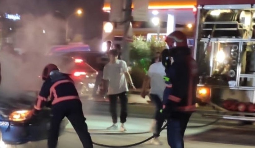 Otomobili yanmaktan itfaiye kurtardı