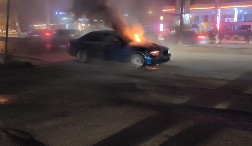 Otomobili yanmaktan itfaiye kurtardı