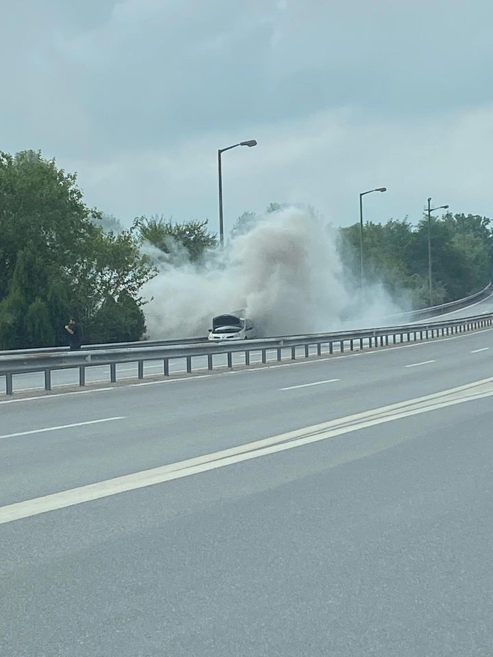 Otomobili yanmaktan kurtardılar