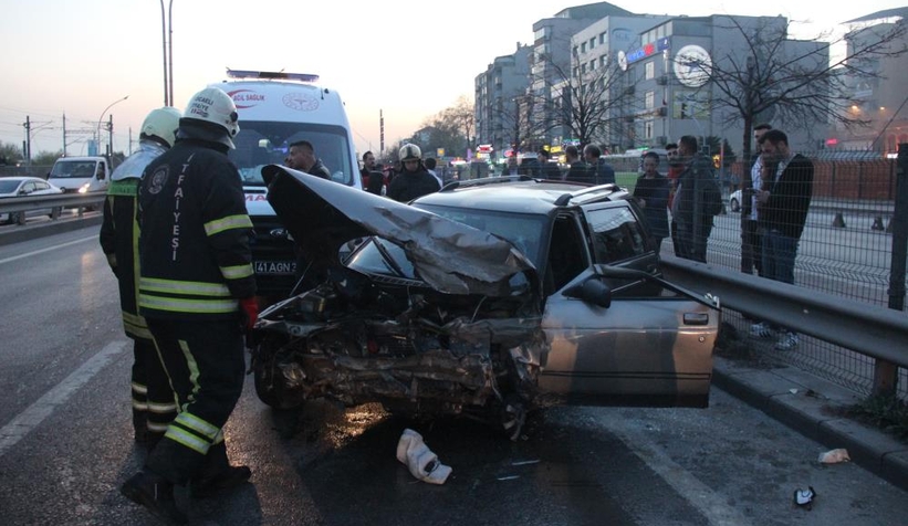 Otomobilin çarptığı direk araçların üstüne devrildi: 6 yaralı