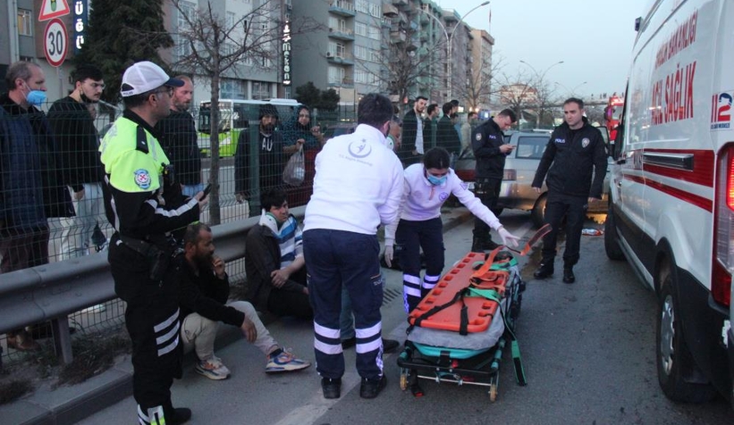 Otomobilin çarptığı direk araçların üstüne devrildi: 6 yaralı