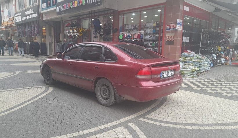 Otomobilin çarptığı yaşlı kadın hastaneye kaldırıldı