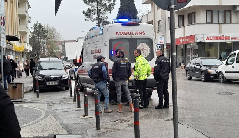 Otomobilin çarptığı yaşlı kadın hastaneye kaldırıldı