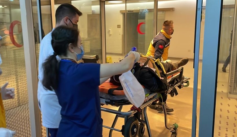 Otomobilin çarptığı yaya ön camdan içeri girdi