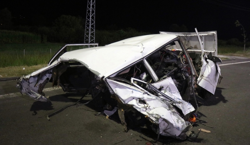  Otomobilin kağıt gibi ezildiği kazada 1 kişi yaralandı