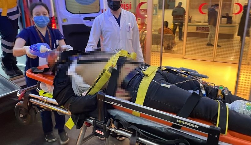 Otomobilin ön camından içeri girmişti, kurtarılamadı