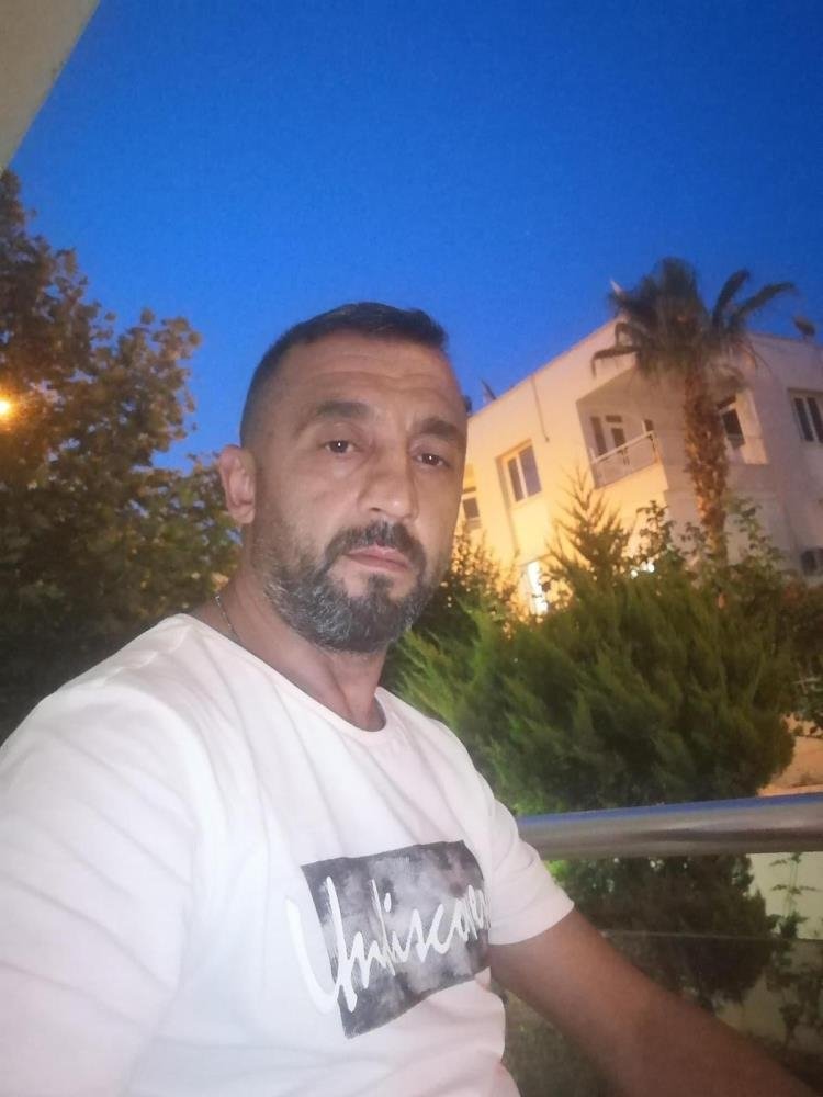 Otomobilin ön camından içeri girmişti, kurtarılamadı